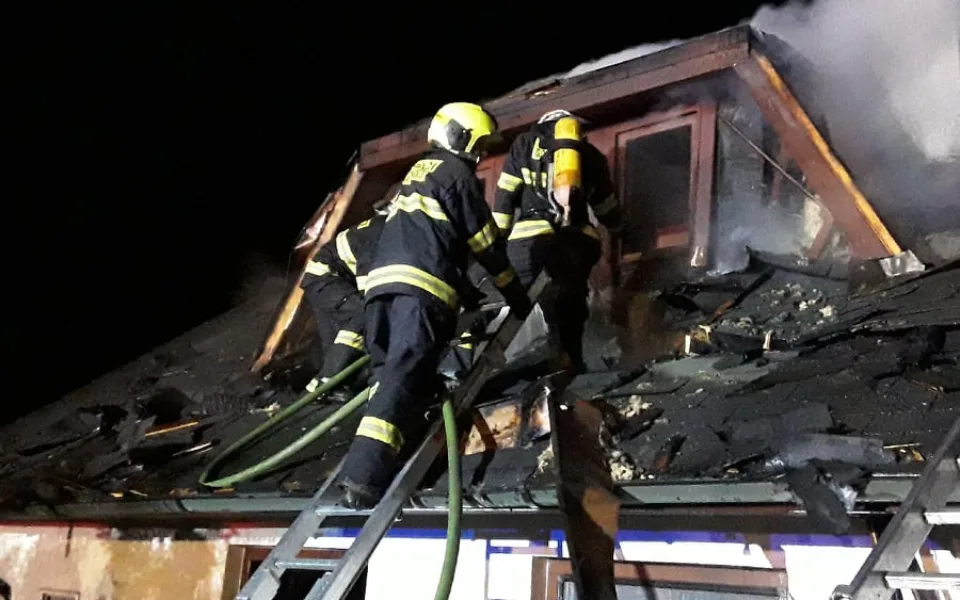 Hasiči v noci zasahovali u tragické události. Při požáru chalupy zemřela žena