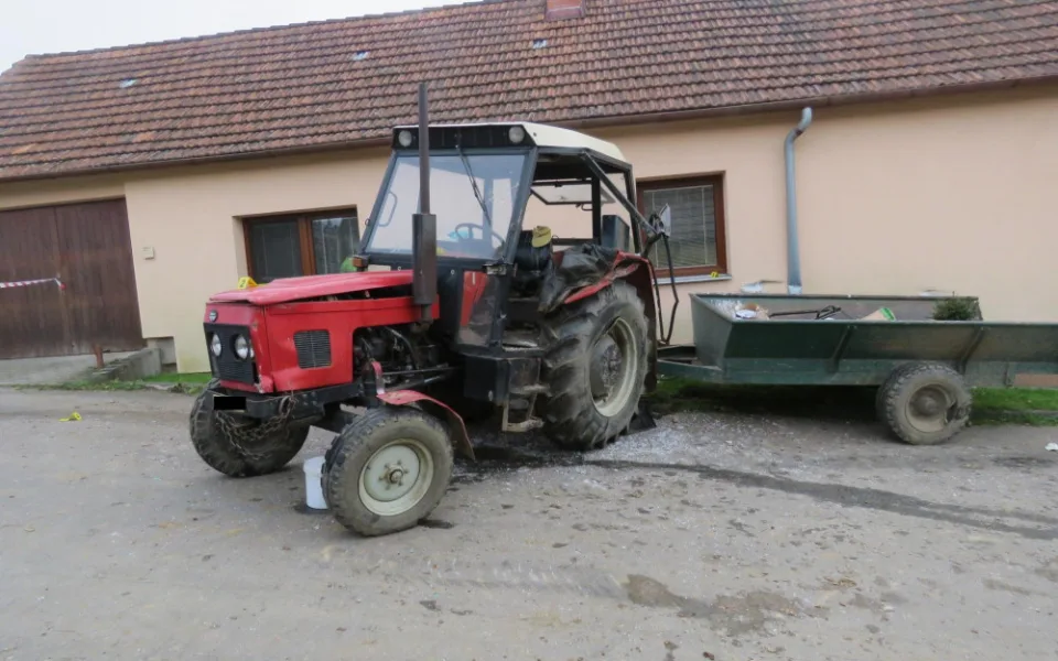 Kuriózní střet dvou traktorů. Jeden řidič nadýchal skoro tři promile, druhý neměl řidičák