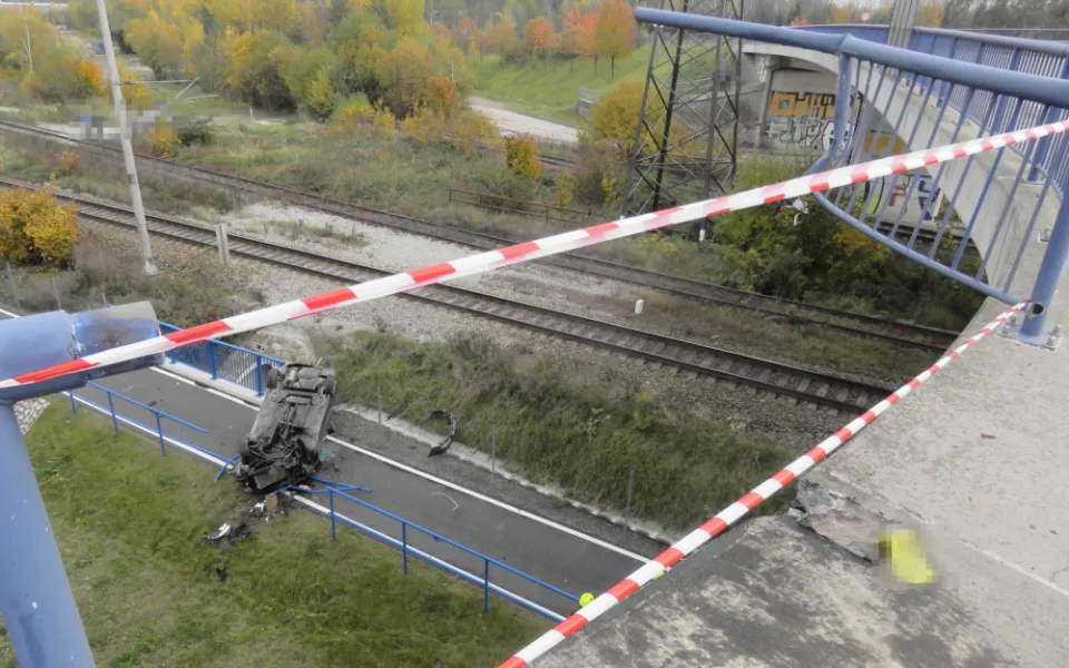 Řidič v Jihlavě nezvládl řízení a vyjel s autem z mostu. Spadl na cyklostezku
