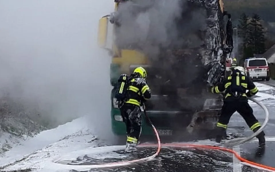 Při ranním požáru kamionu vznikla milionová škoda, zasahovaly 3 jednotky hasičů