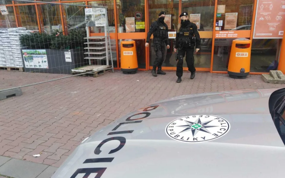 Lidé v kraji na státní svátek popíjeli alkohol na ulicích, neměli roušky a shlukovali se ve vyšším počtu