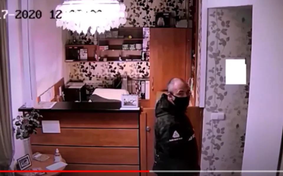 Žena přišla o svou peněženku s kartou a napsaným PIN. Policie hledá muže na videu 