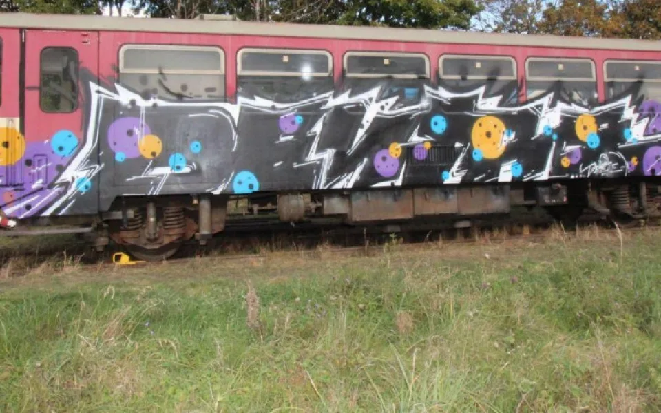 FOTO: Jemnické nádraží posprejoval neznámý vandal. Nepoznáte jeho rukopis?
