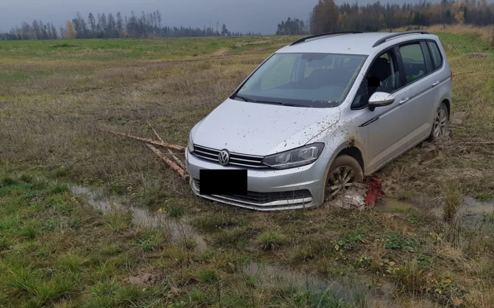 Řidič u Velkého Beranova skončil v poli. Během jízdy popíjel alkohol a neměl řidičák