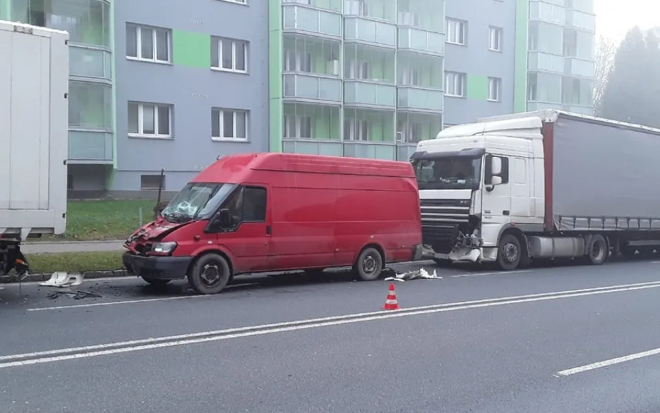 Záchranné složky dnes ráno zaměstnala nehoda dvou náklaďáků a jedné dodávky