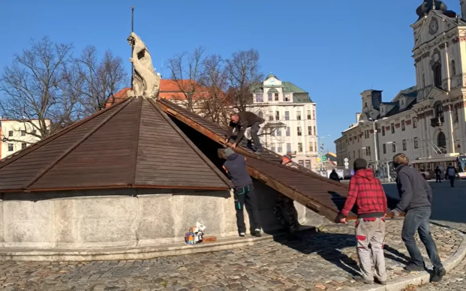 Kašny na jihlavském Masarykově náměstí byly zakryty. Zima tak může začít
