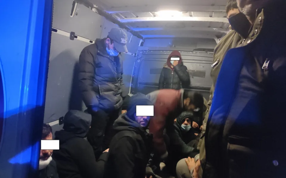 Policie zadržela na vysočinské D1 dodávku s 24 migranty. Mezi nimi byly i ženy a děti