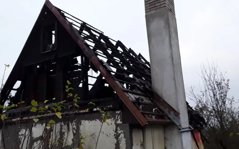 Hasiči vyjížděli k požáru rekreační chatky. Venku před ní našli mrtvého muže