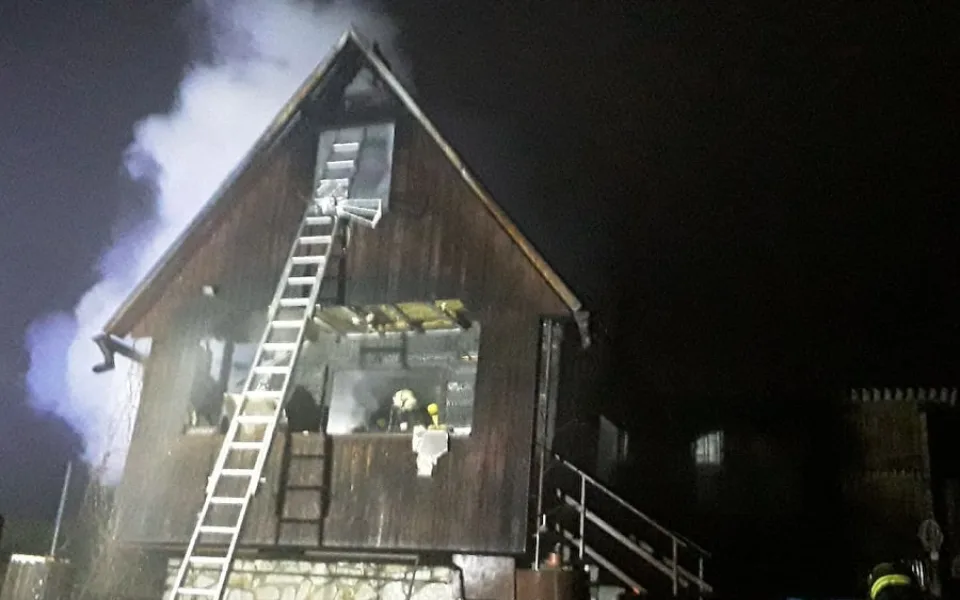 Hasiči z Vysočiny likvidovali dva požáry. Zahradní domek se pokusil uhasit muž, který se zranil a upadl