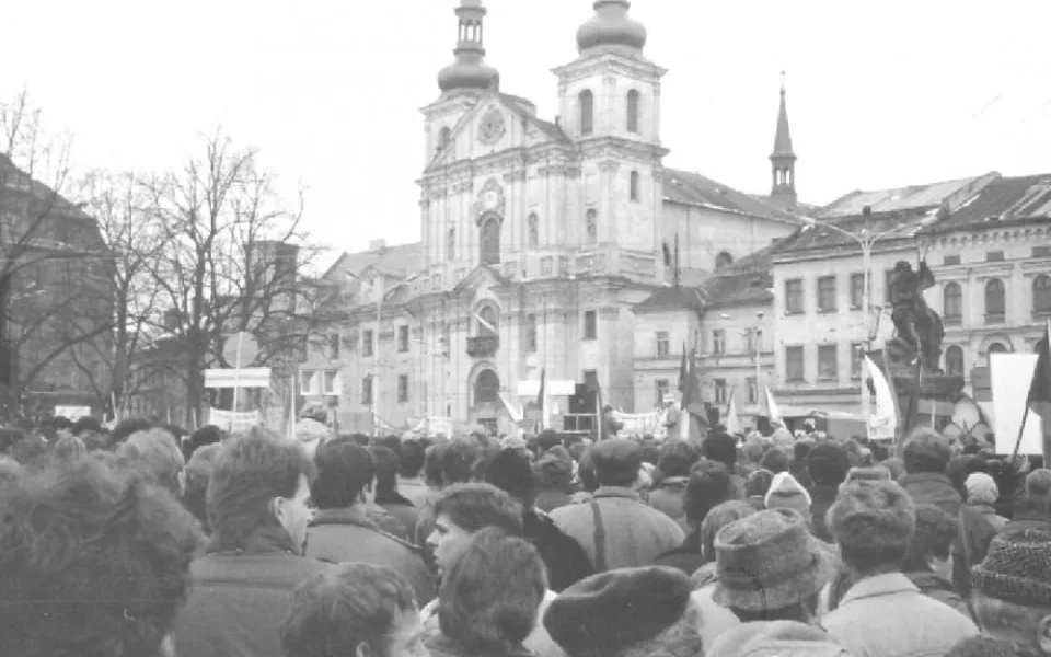 Revoluční plamen se v roce 1989 rozhořel o týden později než v Praze