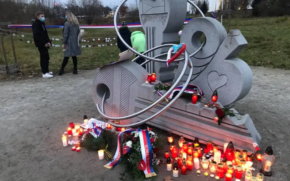 Jihlavané vzpomínali na sametovou revoluci u památníku "klíčů"