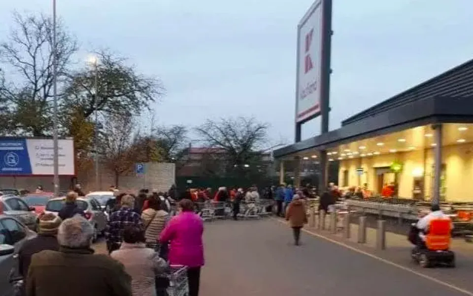 Fronta před otrokovickým Kauflandem