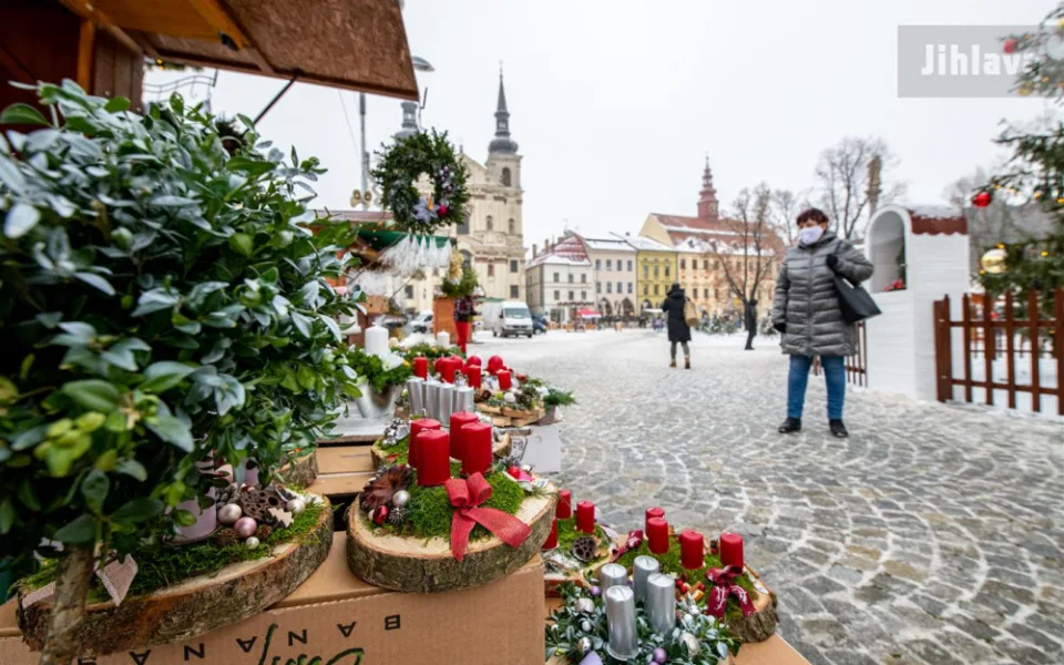 V Jihlavě dnes začíná vánoční jarmark, svařák nebo punč si však na náměstí nevypijeme