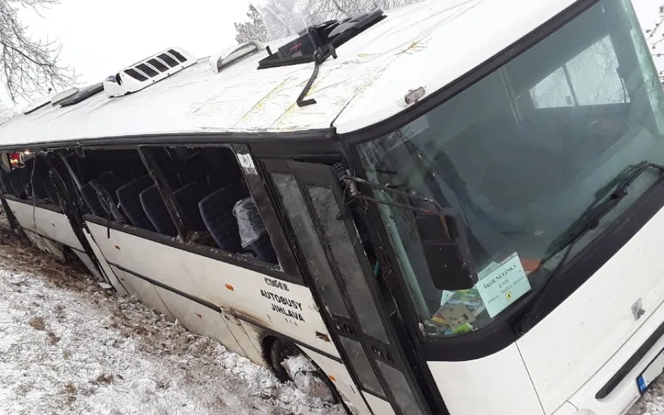 U Puklic havaroval autobus, na místě je minimálně deset zraněných