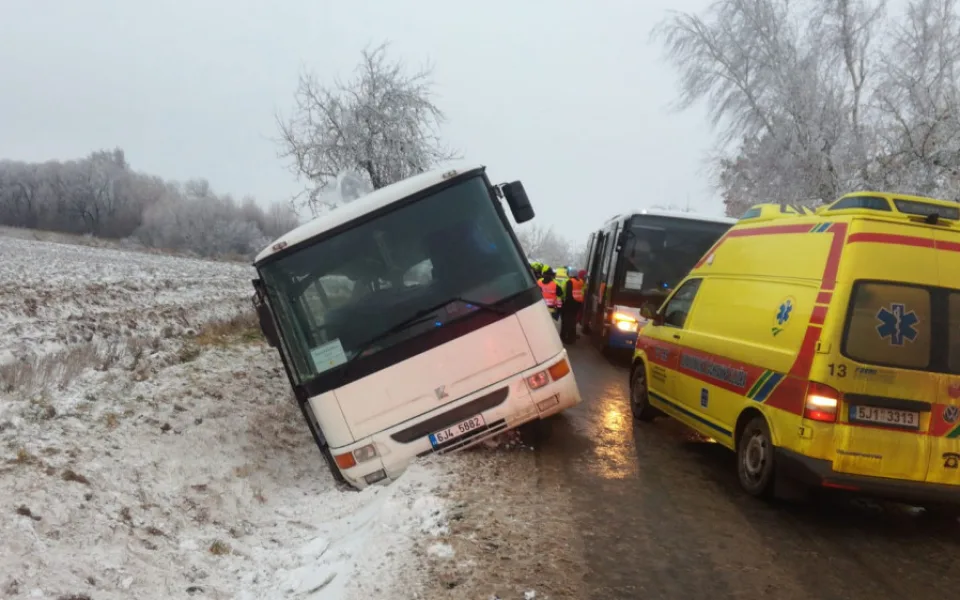 Nehoda autobusu převážejícího děti: Čtyři těžce zranění, policie hledá svědka v autě