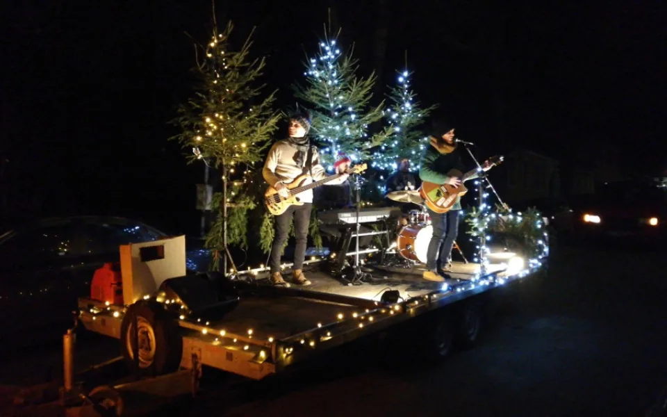 Třeští projel koncertní adventní povoz. Dojatí lidé vybíhali z domů v teplákách, říká Matouš z kapely SpazierGang