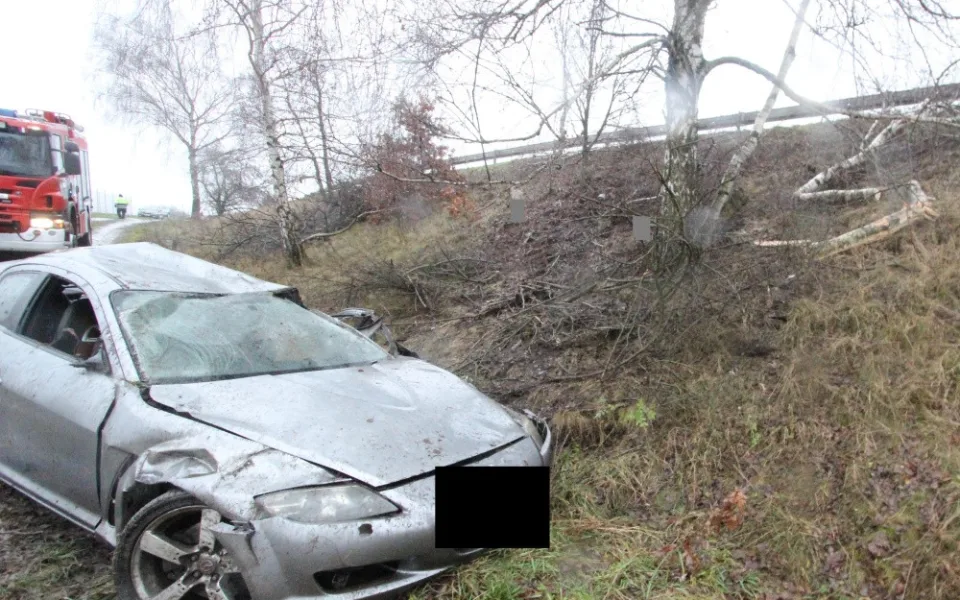 Tragická nehoda u Náměště. Náraz automobilu do stromu nepřežil spolujezdec