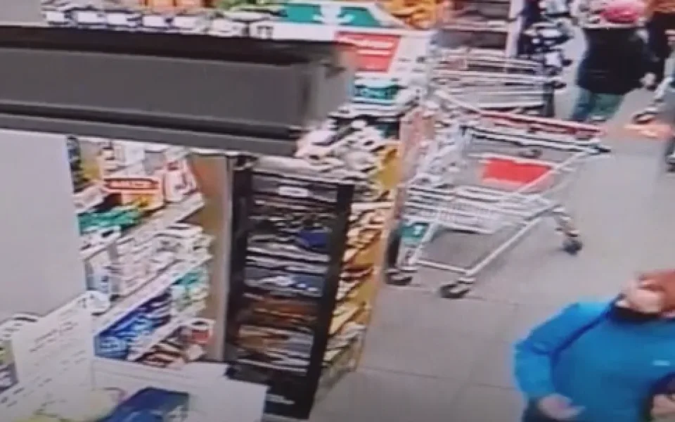 Žena v jihlavské Bille přišla o peníze v kabelce. Neznáte muže a ženu na videu?