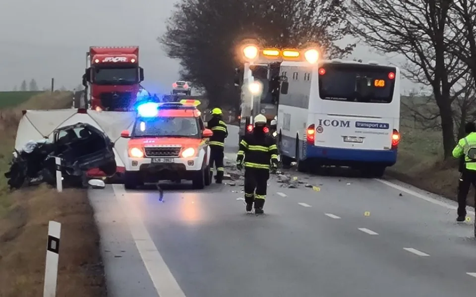 Tragédie na silnici II/602. Řidička osobního auta nepřežila čelní střet s autobusem