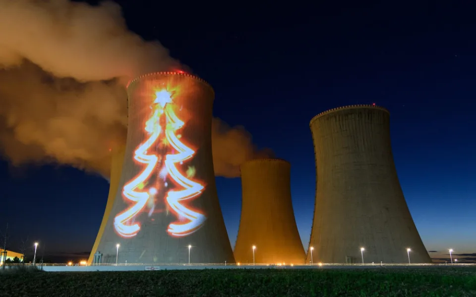 Na chladicí věž dukovanské elektrárny se o víkendu promítne největší vánoční strom na Vysočině