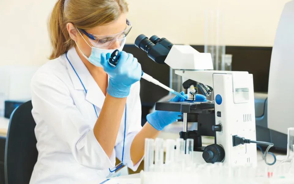 Vědci z Oxfordské univerzity testují kyselinu acetylsalicylovou (v Česku Acylpyrin) v boji proti COVID-19