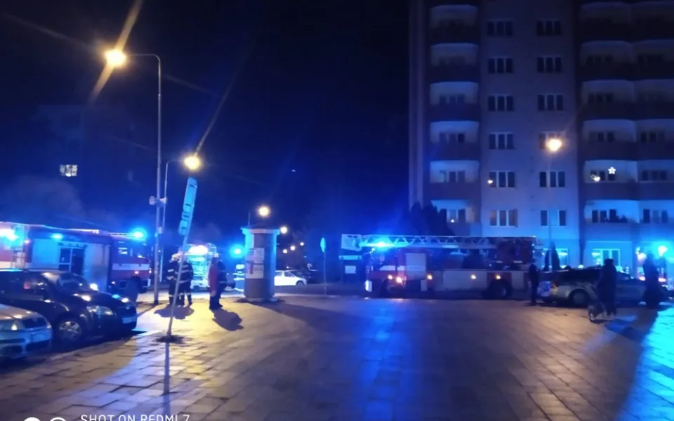 Požár v paneláku na „Kollárce“. Hasiči museli na půlhodinu evakuovat 22 lidí