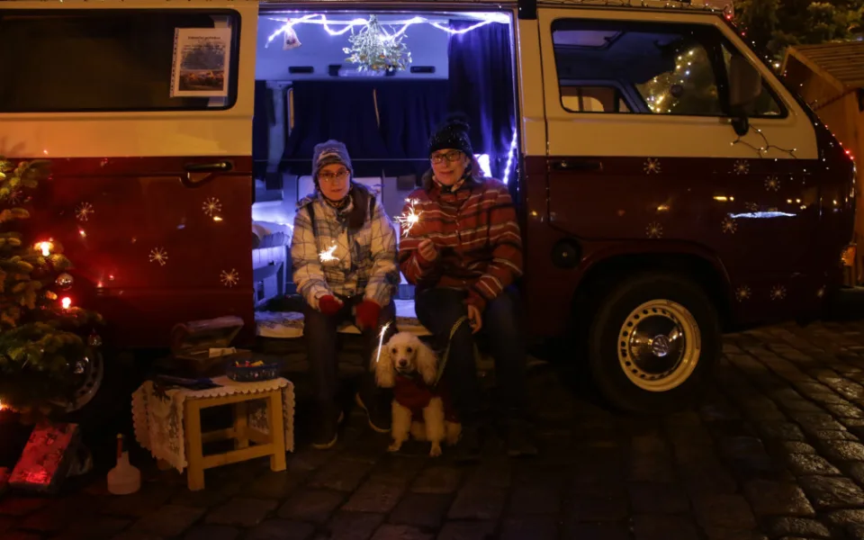 Vysočinou projel Vánoční autobus. Jeho putování pomohlo dětem z domova