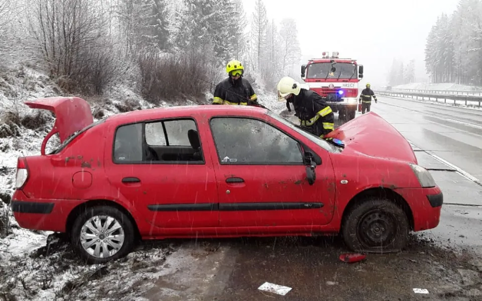 Jeden člověk se zranil během dopolední nehody na D1. Zásah stále probíhá
