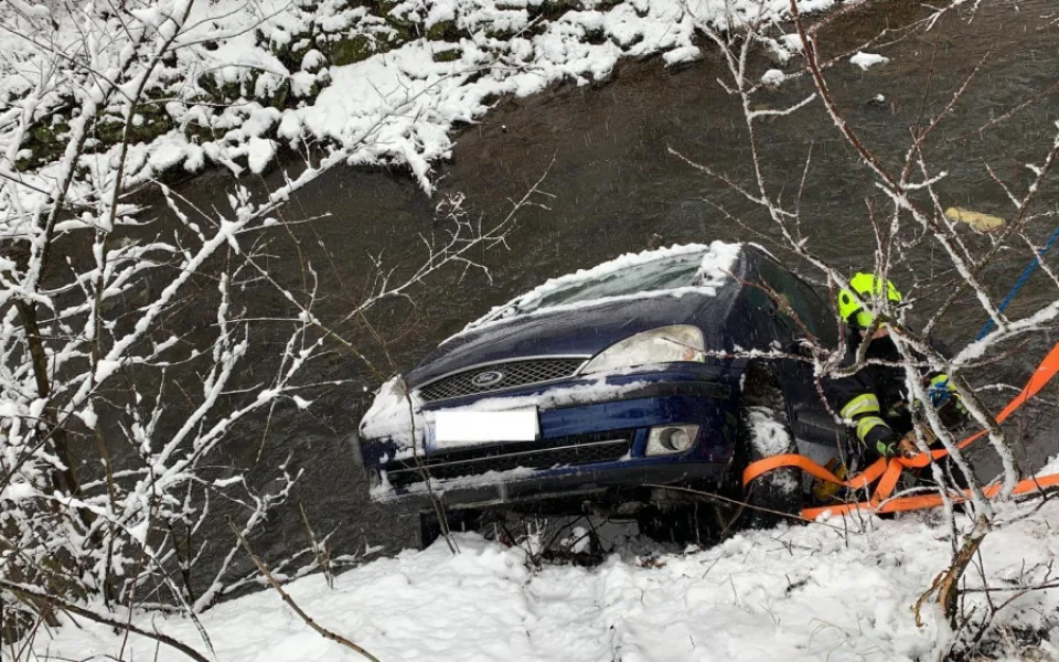 SJÍZDNOST: Jsou hlášeny desítky nehod, v Jihlavě při couvání spadlo auto do řeky