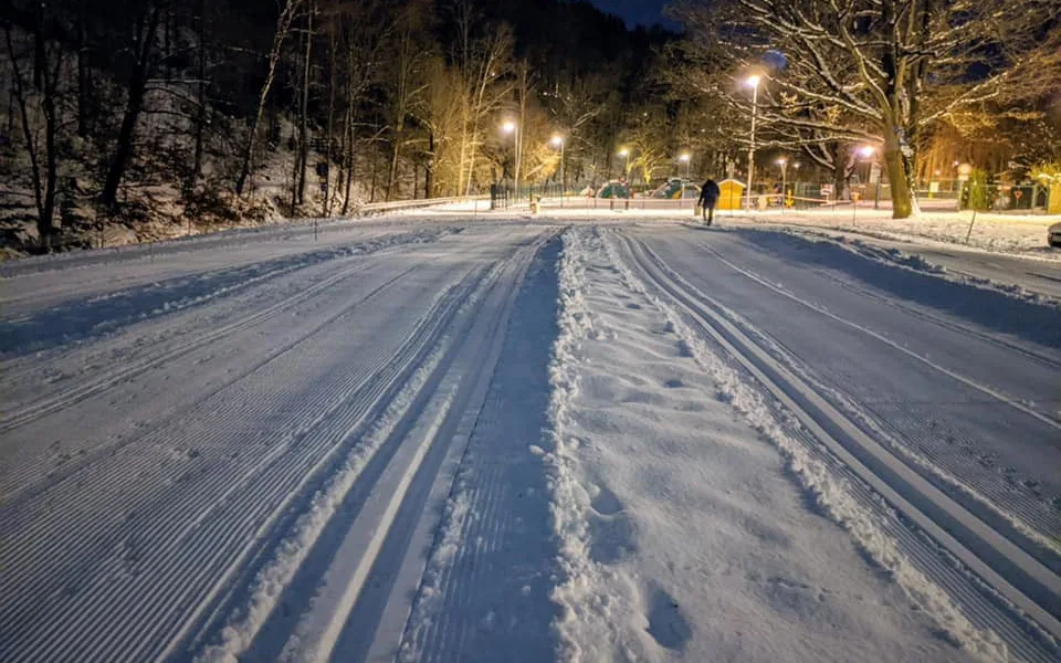 Počasí přeje, stopa je připravena. Ode dneška se na louce u Heulosu začalo lyžovat
