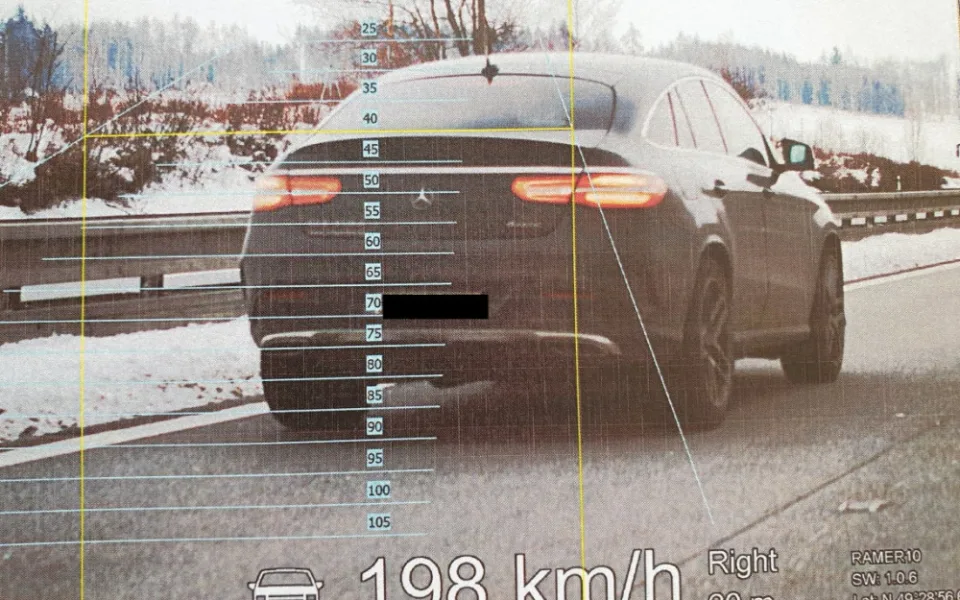 Muž se čtyřmi zákazy řízení si D1 spletl se závodní dráhou. Na tachometru měl 198 km/h