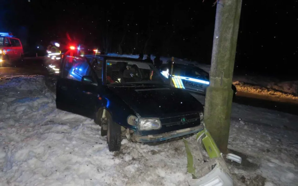 Policisté hledají svědky noční zběsilé jízdy řidiče Felicie. Honičku ukončila až nehoda