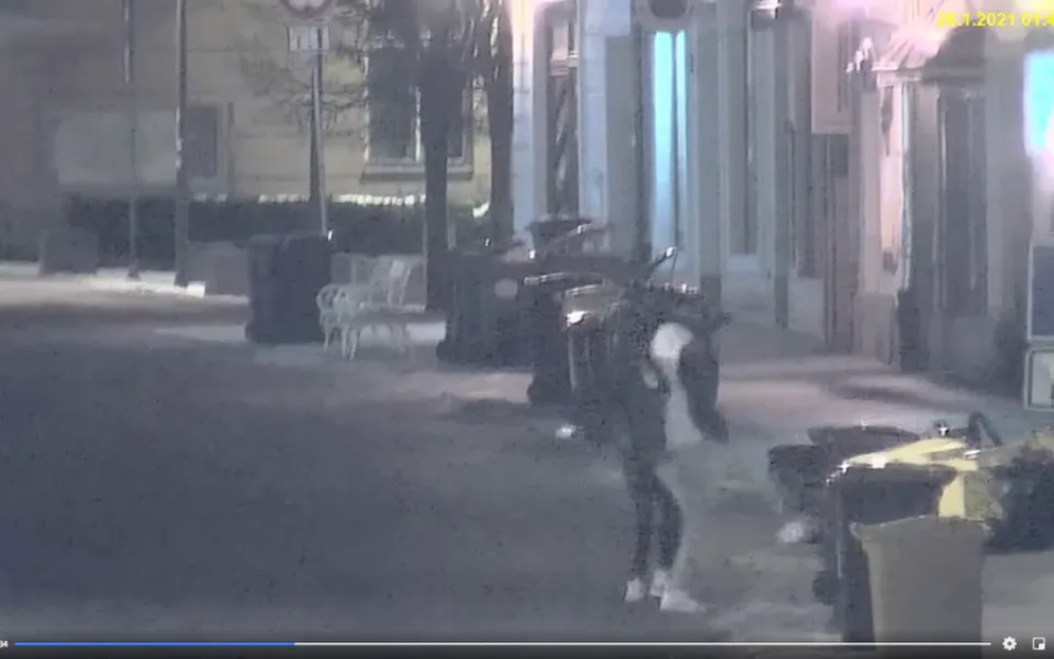 Dva mladíci v centru Jihlavy rozkopali popelnice. Městská policie je vytáhla z taxíku, aby si to šli uklidit