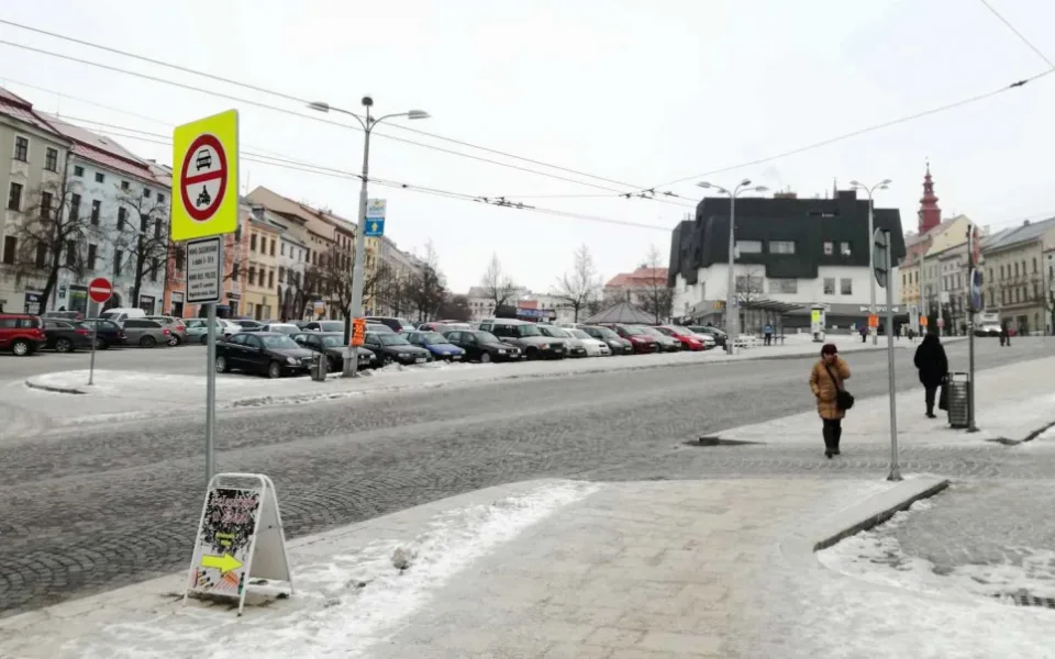 Aut v Jihlavě je o tři tisíce víc než parkovacích míst. Pomoci má nová parkovací strategie