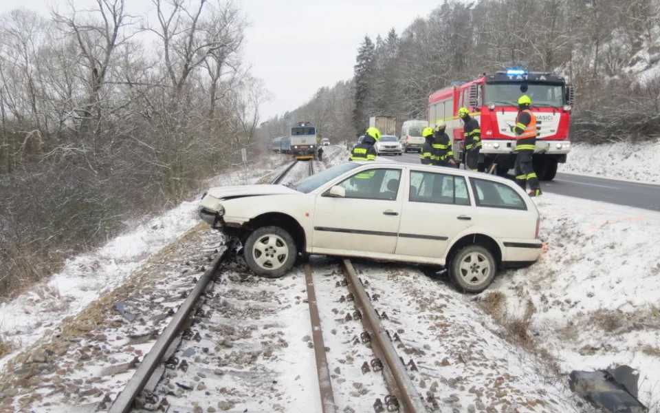 Na kolejích uvízlo osobní auto. Policii se rychle podařilo zajistit zastavení rychlíku