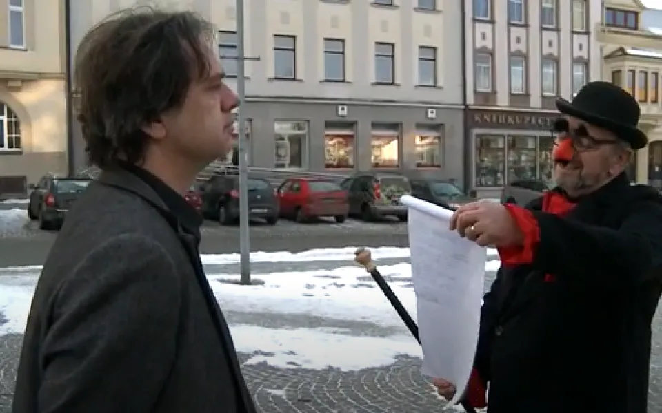 Masopustní úterý v Humpolci: Tradici připomněli studenti v maskách, rozdávali třeba i noviny