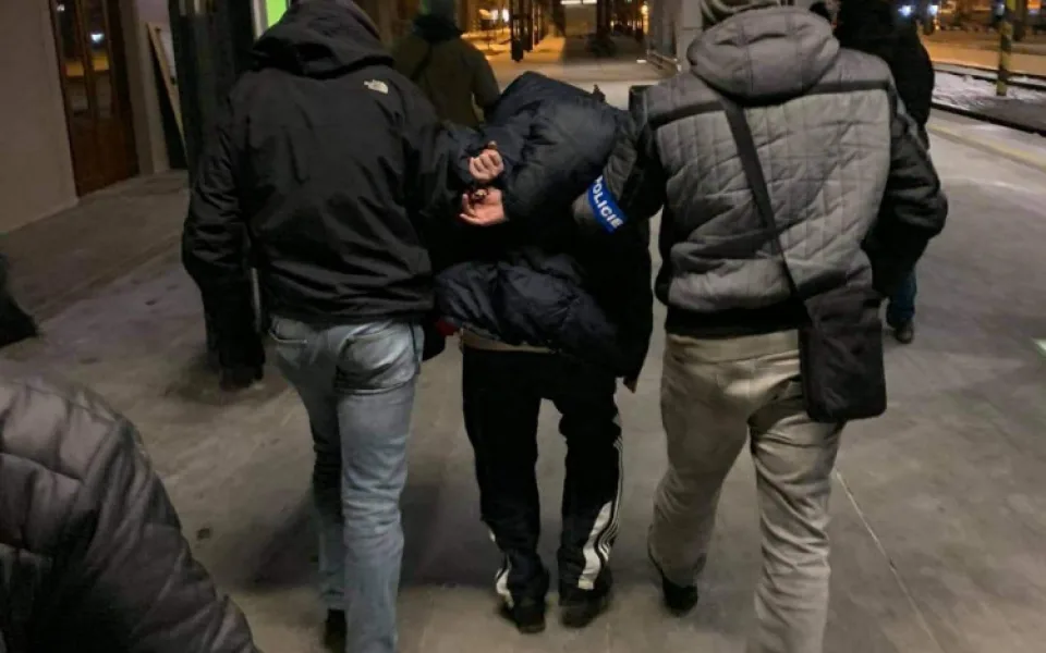 Padělali lékařské recepty, aby si opatřili léky. Z nich pak vyráběli heroin na prodej i vlastní potřebu