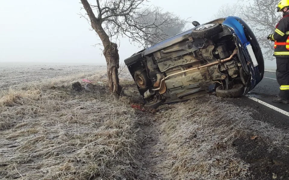 U Kožlí došlo k nehodě. V osobním autě se zranila žena s dítětem, skončili v nemocnici