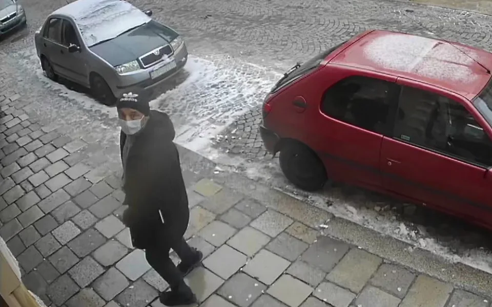 Policisté hledají zloděje peněženky, který navíc platil ukradenou kartou. Neznáte muže na videu?