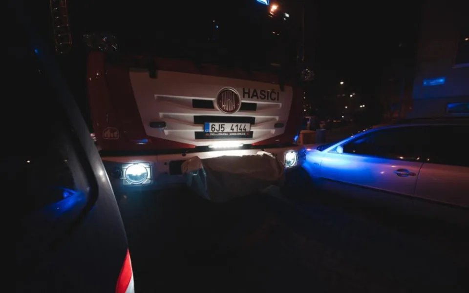 Třebíčí projížděli hasiči. Kvůli špatnému parkování aut se do jedné ulice vůbec nedostali