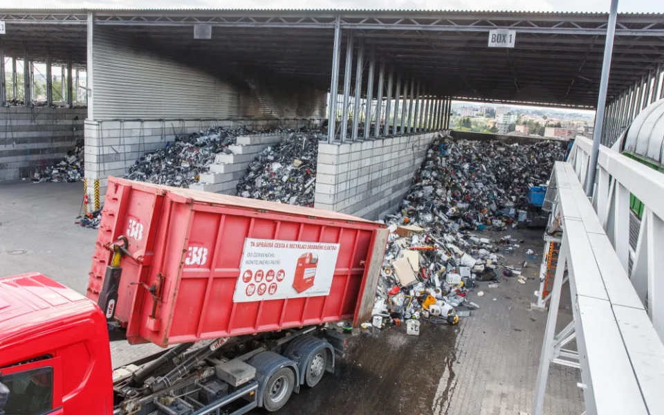I pod střechou dokáže pršet. Enviropol má nové sprinklery proti požárům