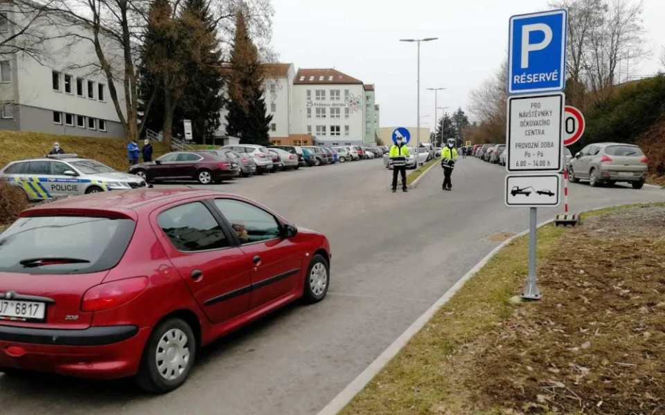 Do očkovacího centra v Pelhřimově lidé jezdí s časovým předstihem. Policie pak řeší problémy s parkováním a srocováním