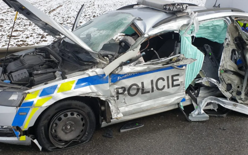 Tři zranění po nehodě nákladního auta s policejním vozem. Silnice 23 je neprůjezdná