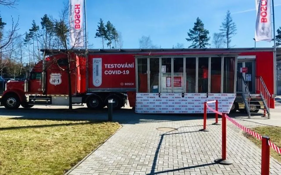 Plošně se už testuje i v jihlavském Boschi. Pět odběrných míst zvládne až 300 testů za hodinu