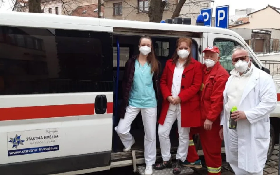 Sanitka z třešťské polikliniky dnes poprvé vyrazila očkovat do terénu