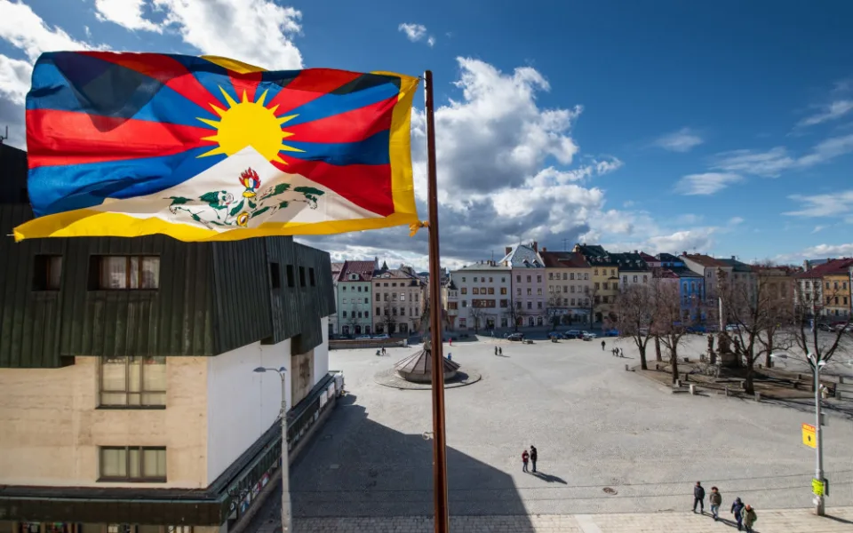 Na jihlavské radnici vlaje tibetská vlajka. Město se tak připojuje k mezinárodní kampani