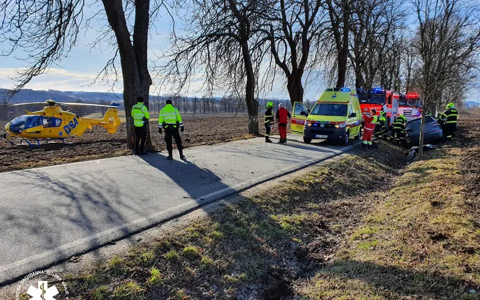 K ranní nehodě u Počátek musel letět vrtulník. Řidič skončil v do traumacentru