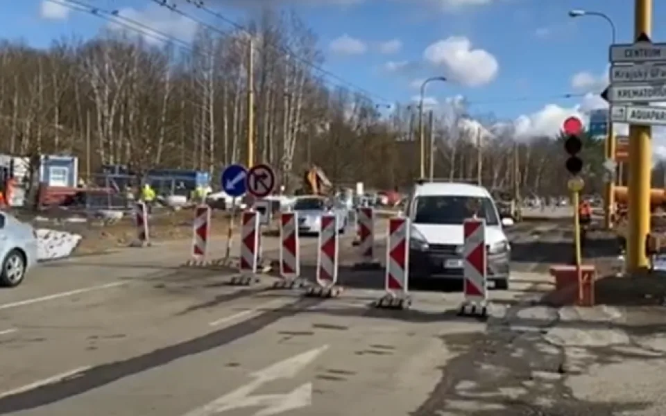 Stavba sjezdu z přivaděče vrcholí. Na ulici Romana Havelky jsou teď semafory