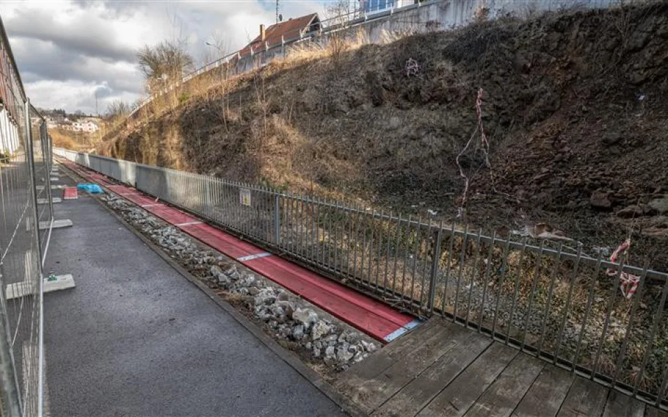 Na cyklostezce u Cityparku se opravuje chodník. Dřevěná lávka půjde pryč 