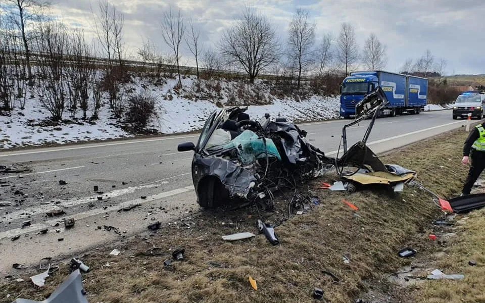 Tragická nehoda na jihlavském obchvatu. Střet osobního a nákladního vozidla si vyžádal jeden lidský život